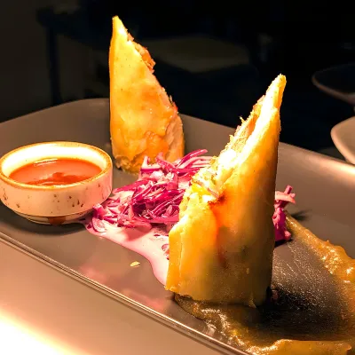 Crispy spring roll with dipping sauce